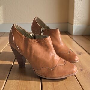 VERY VOLATILE buttery soft leather bootie boots camel color gold trim  size 10